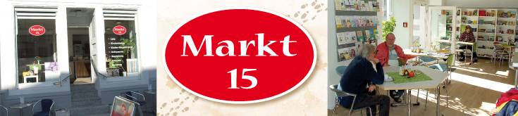 Markt 15: Außenansicht/Eingang, Logo, Innenraum mit Blick auf Tischgruppen und Prospekt- und Geschenkregale