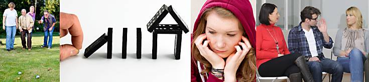 4 Personen spielen Boule, Dominosteine fallen auf Haus aus Domionossteinen, grübelnde junge Frau, 3 Personen im Gruppengespräch