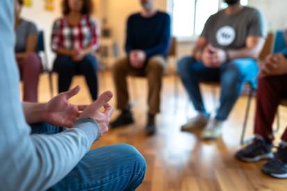 Quelle: SKIMP Art - Adobe Stock, Adobe Stock, SKIMP Art , # 763565046 Menschen sitzen im Stuhlkreis und tauschen ihre Gefühle und Erfahrungen aus