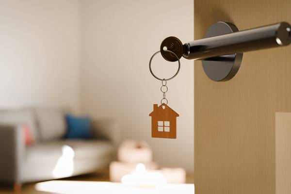 Quelle: mesh cube – istockphoto.com, istockphoto.com, mesh cube , iStock: #2202223540 geöffnete Tür, kleines aus Holz ausgesögtes Haus als Schlüsselanhängern